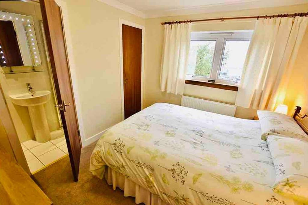 Aldourie Guest House room 2